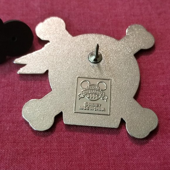 Pirates of the Caribbean Disney Pin 46123 - Large Skull and Crossbones - Picture 2 of 3